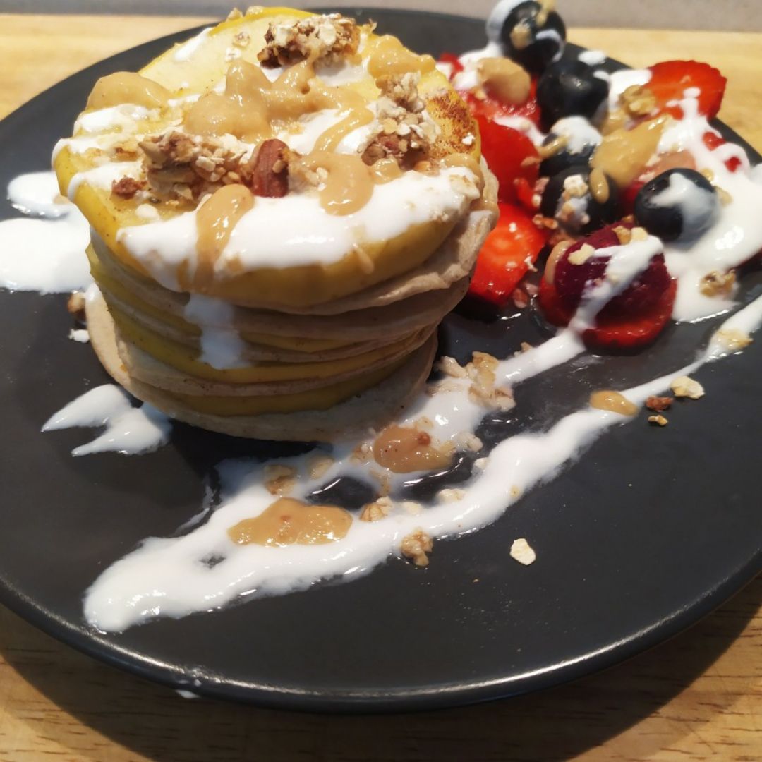 TORRE DE TORTITAS Y MANZANA A LA SARTÉN TORRE DE TORTITAS Y MANZANA A LA SARTÉN