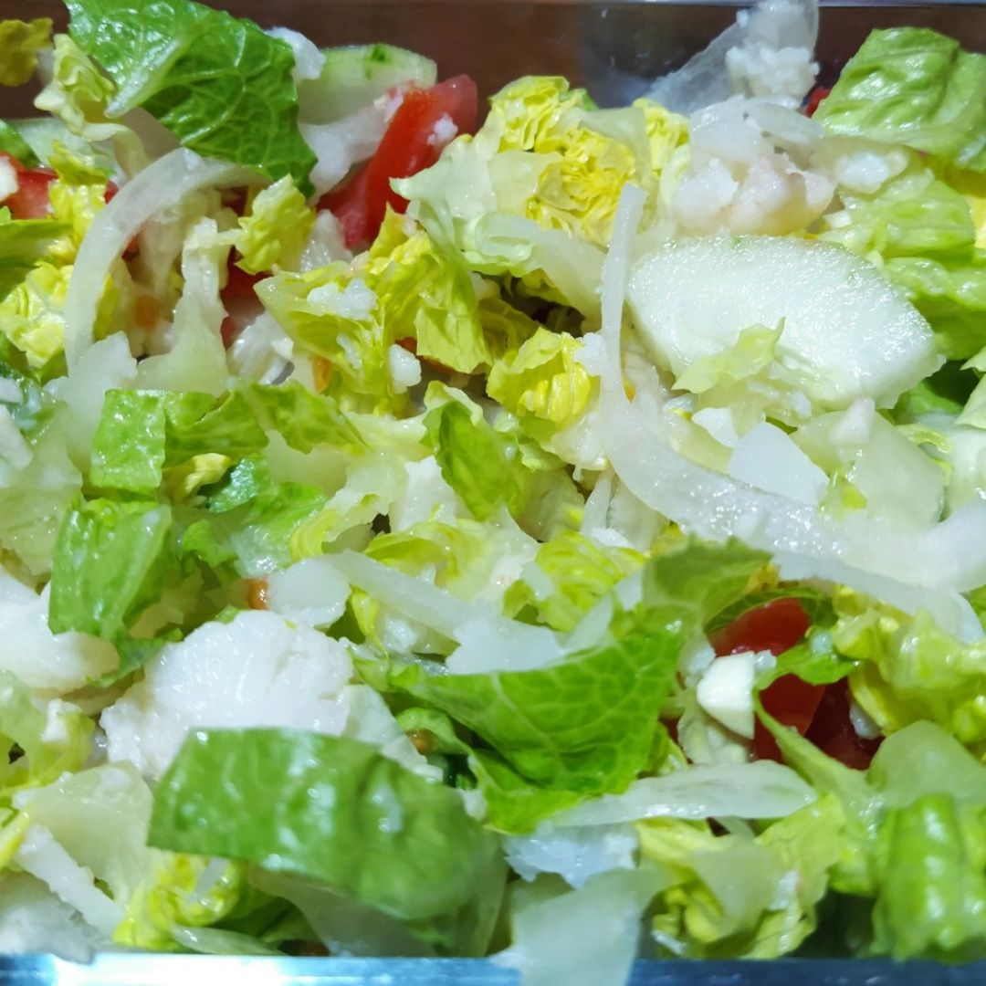 Ensalada de lechuga con coliflor. Ensalada de lechuga con coliflor.