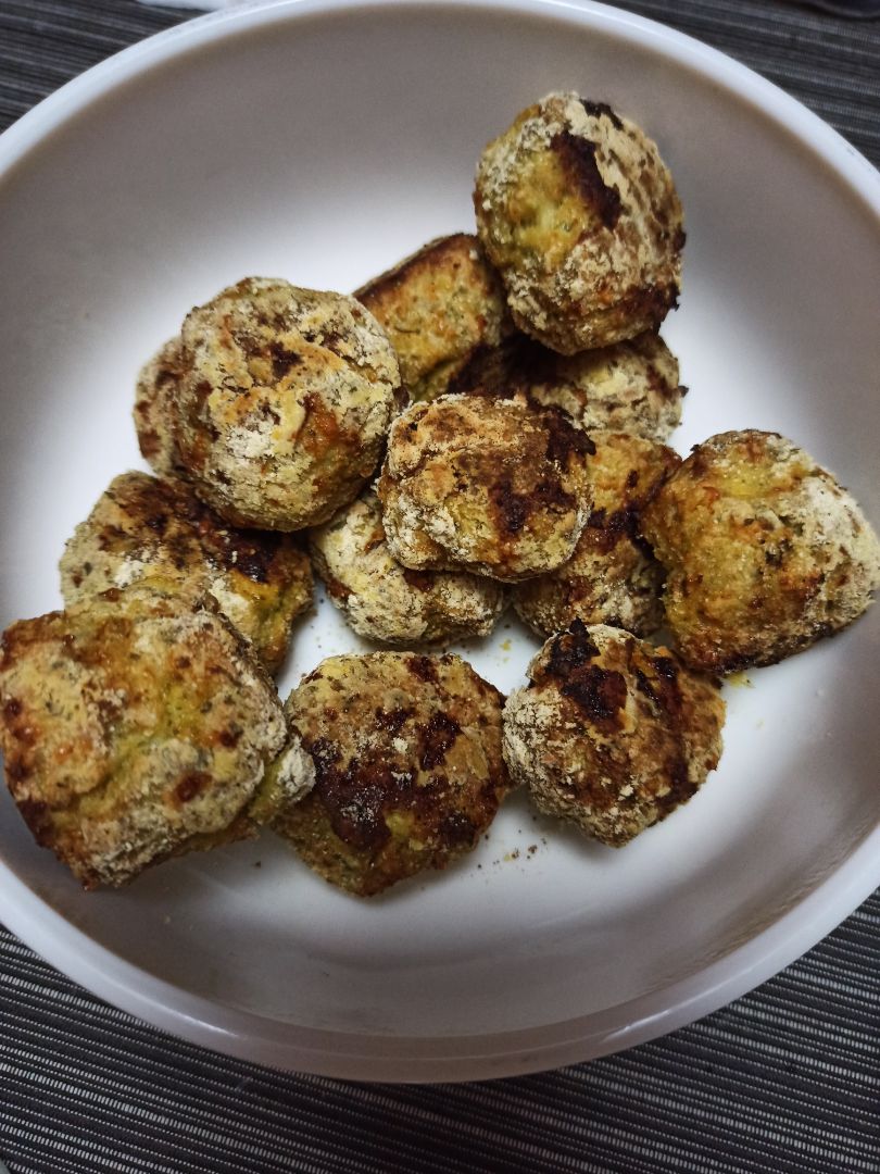 Bolitas de brocoli, pollo ,cebolla y queso