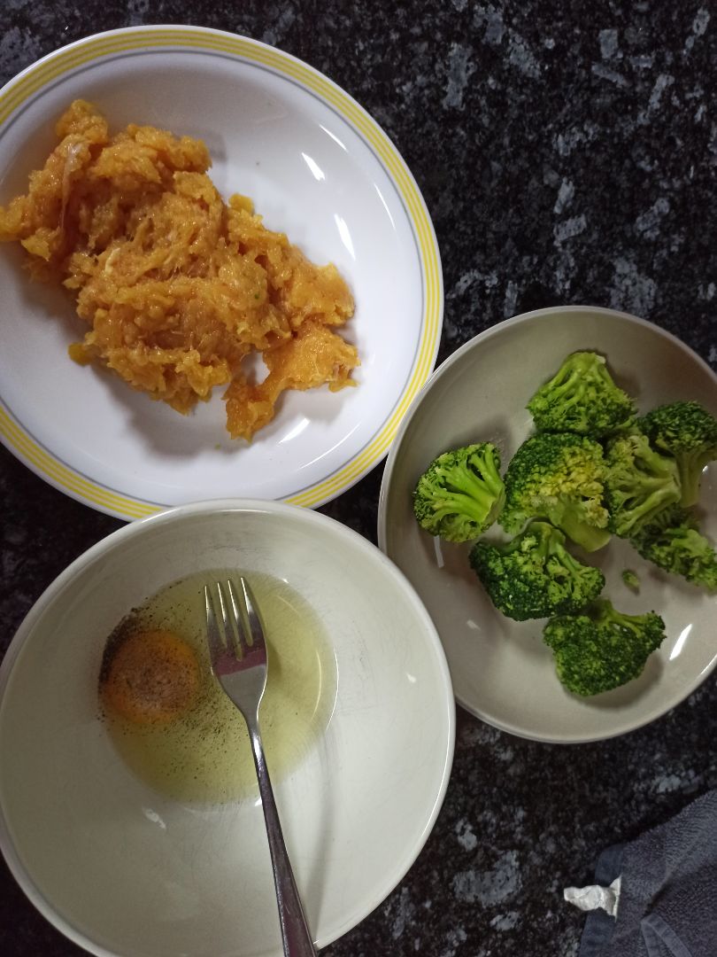 Bolitas de brocoli, pollo ,cebolla y queso Paso 1