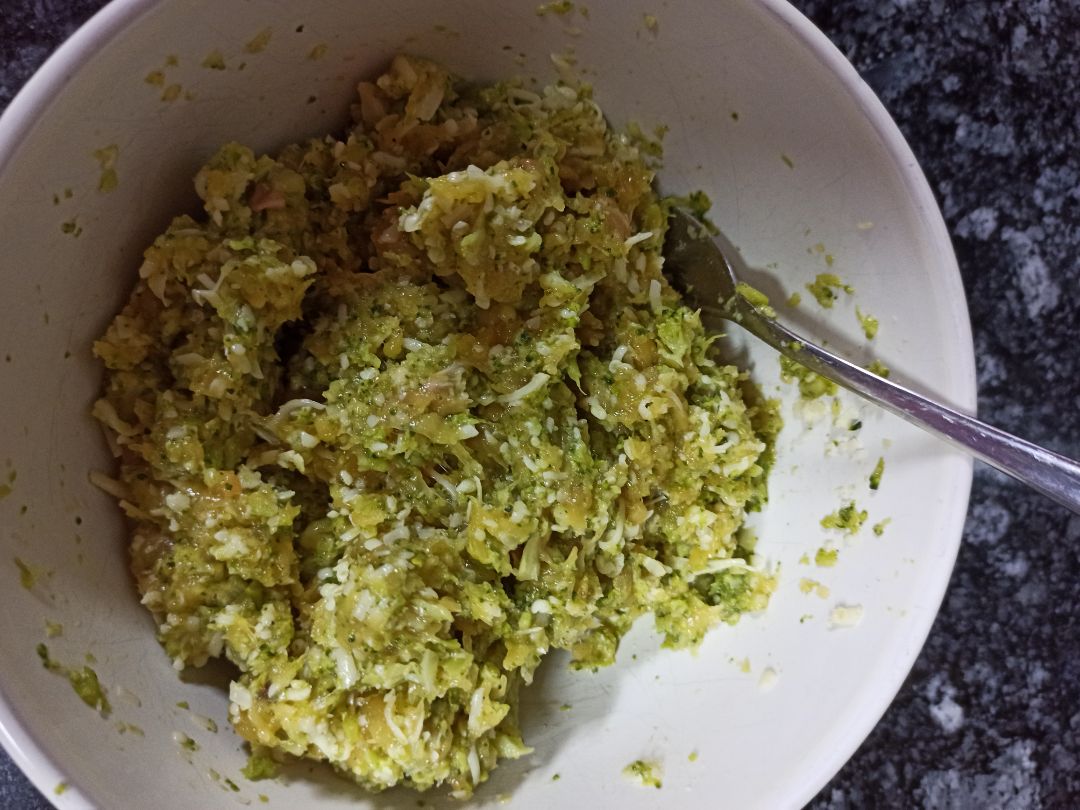 Bolitas de brocoli, pollo ,cebolla y queso Paso 3