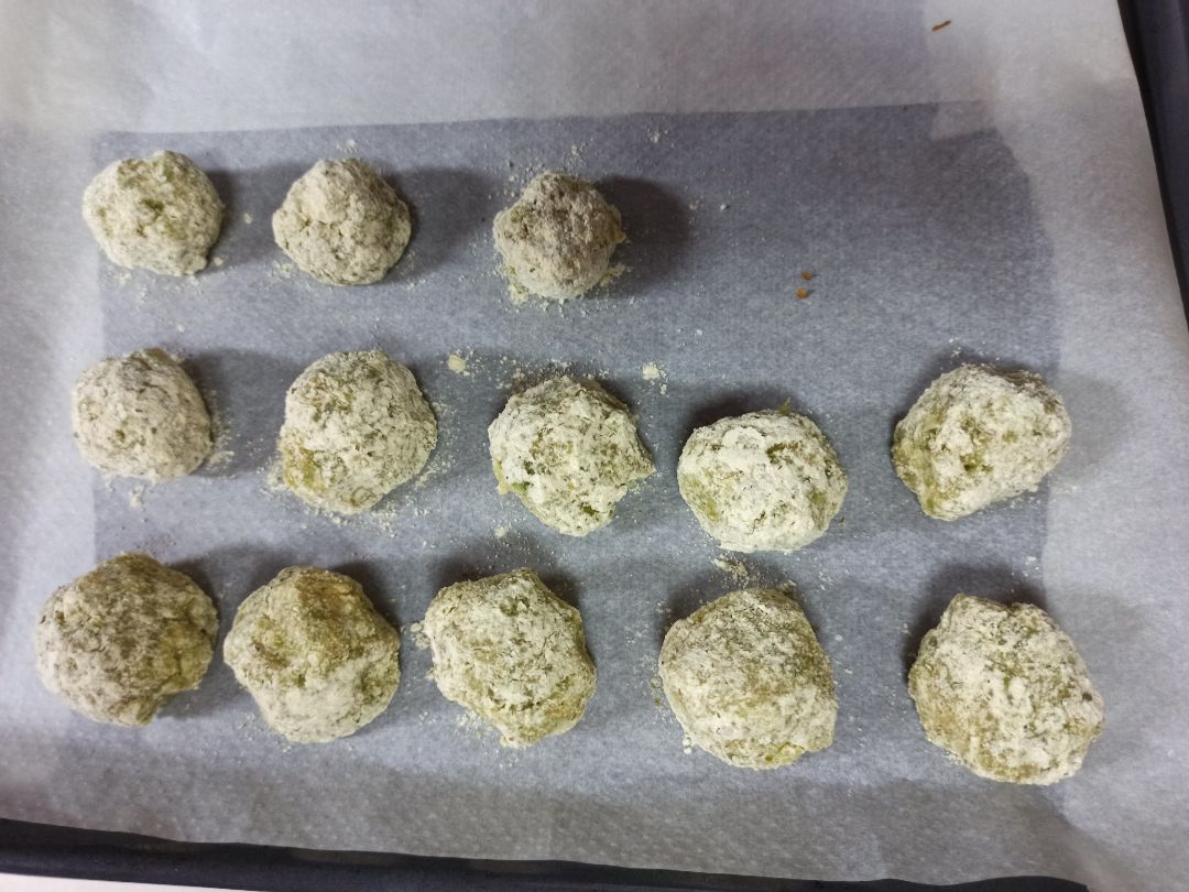 Bolitas de brocoli, pollo ,cebolla y queso Paso 5