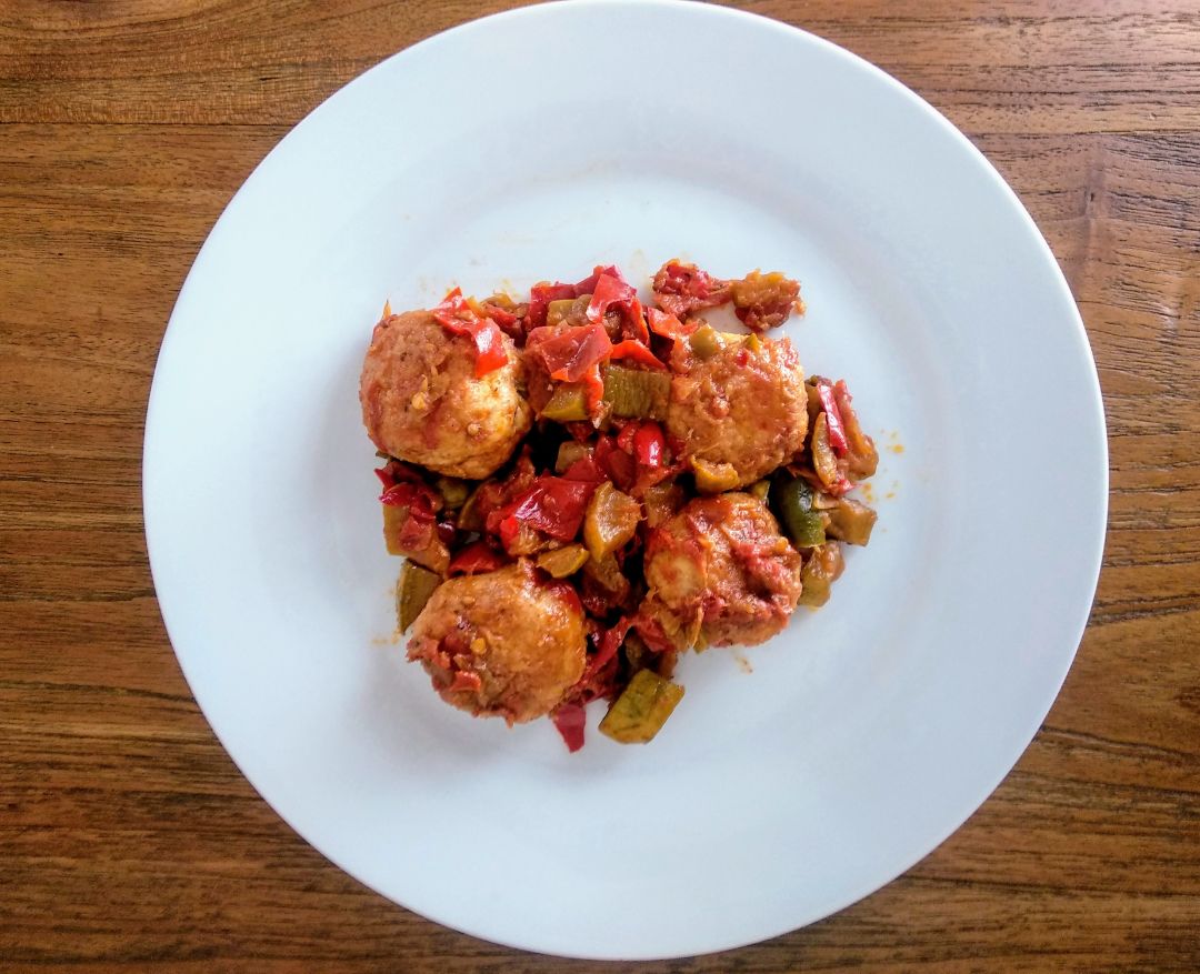 Albóndigas con fritada de calabacín Albóndigas con fritada de calabacín