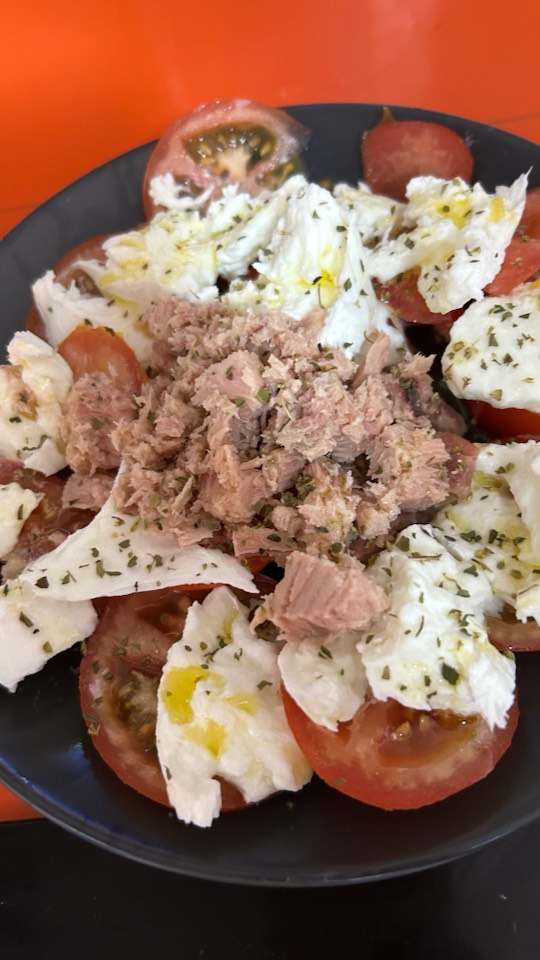 Ensalada de queso mozzarella, tomate y atún 