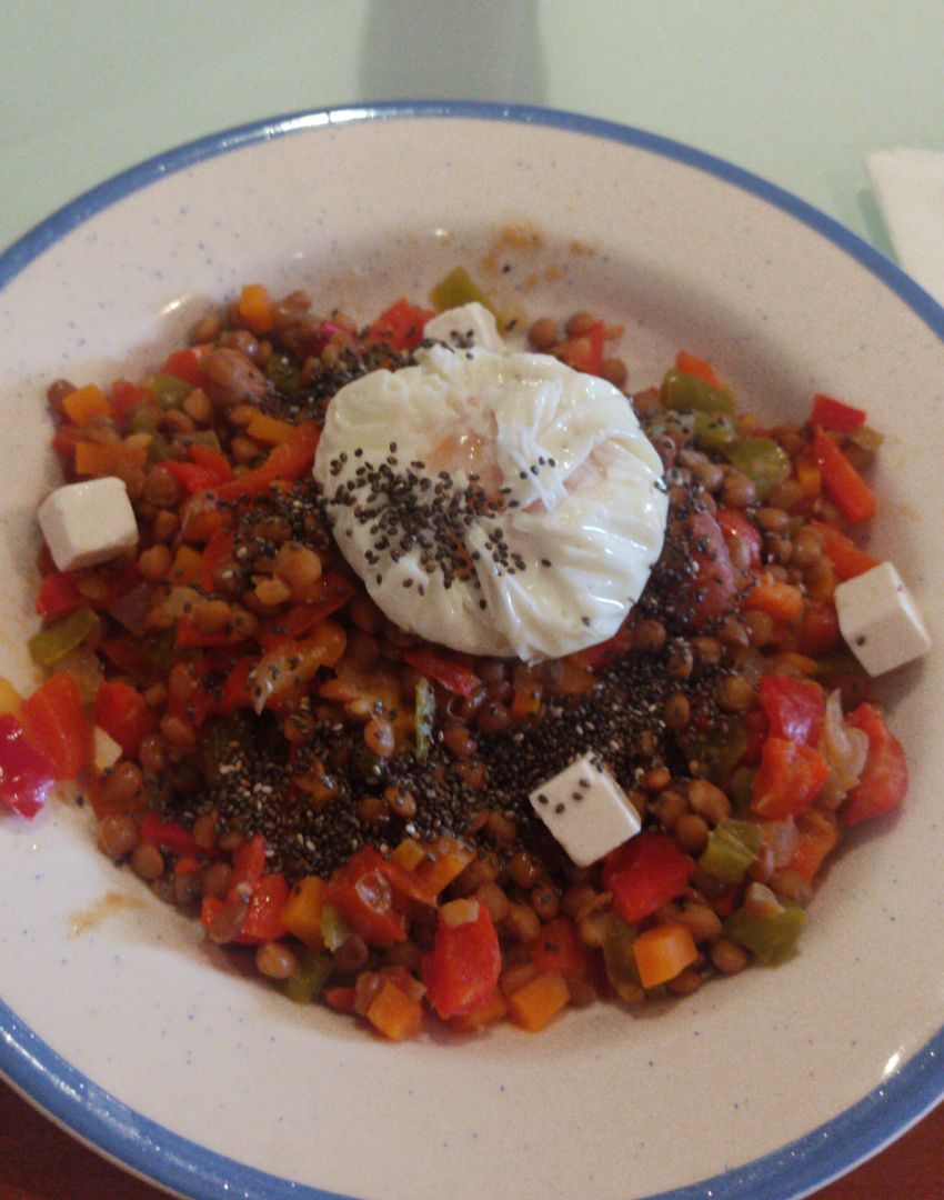 Lentejas con verduras y huevo poché