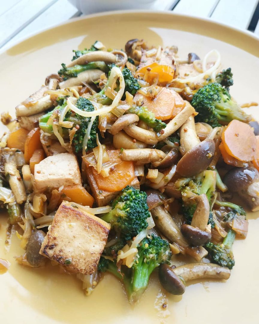 Salteado de tofu marinado y verduras