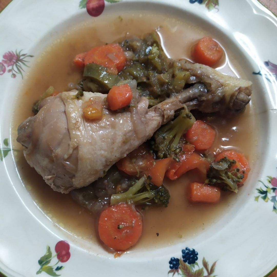 MUSLOS DE POLLO CON VERDURA A LA CERVEZA 🦅 MUSLOS DE POLLO CON VERDURA A LA CERVEZA 🦅