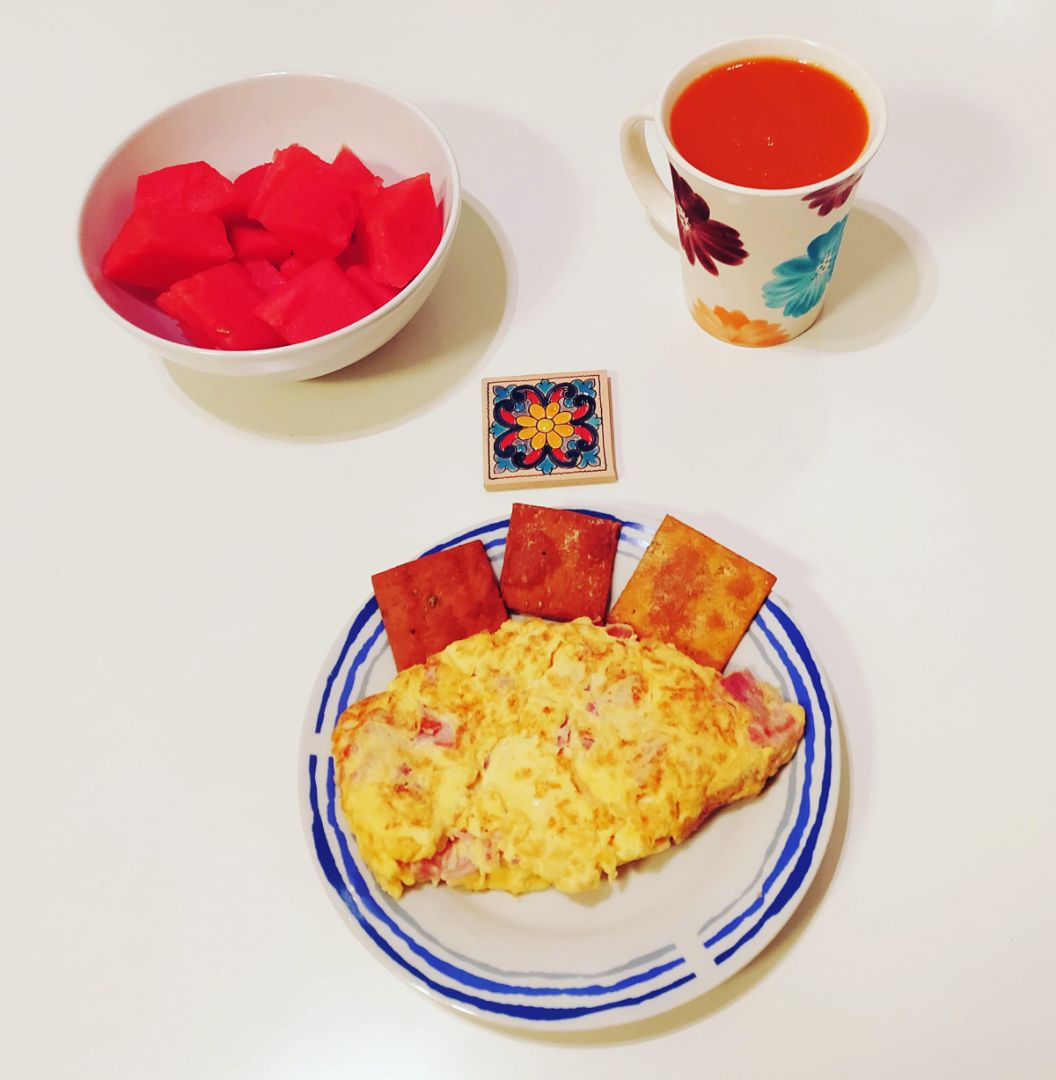Tortilla de jamón y queso con gazpacho y sandía Tortilla de jamón y queso con gazpacho y sandía