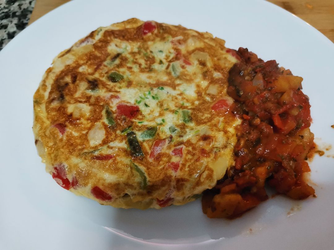 Tortilla de verduras con salsa de tomate casera Tortilla de verduras con salsa de tomate casera