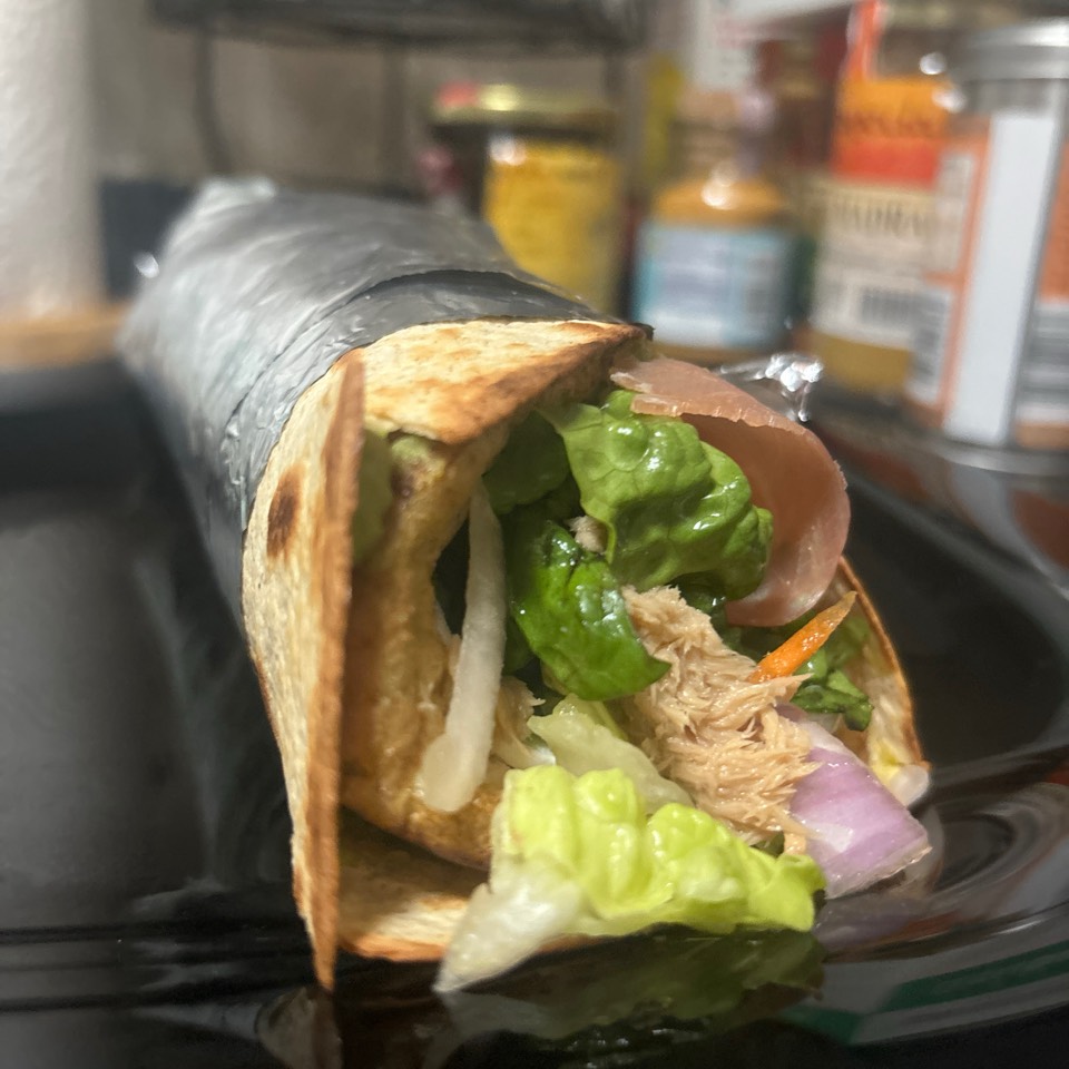 Enrollado de ensalada con tortilla francesa y fajita de avena