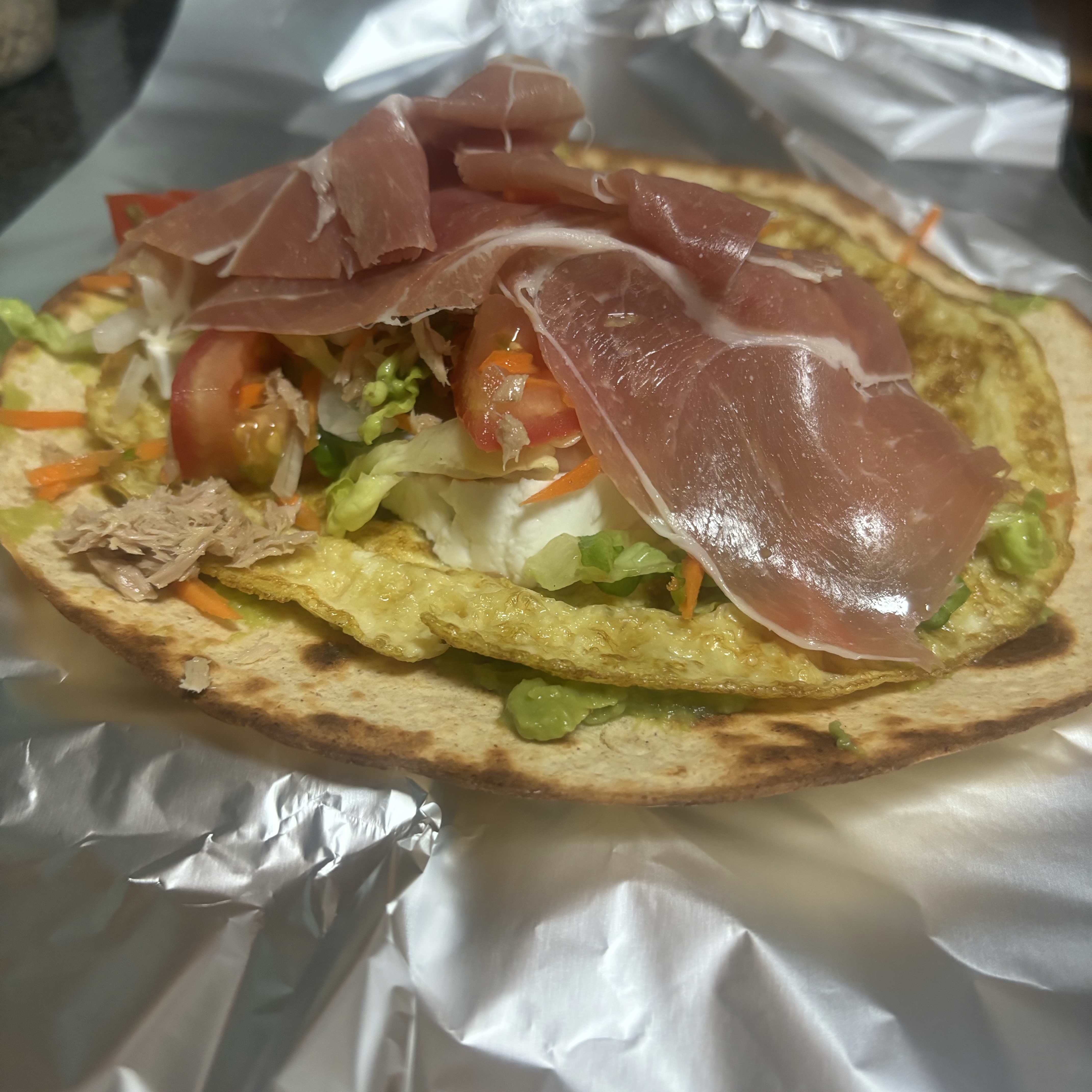 Enrollado de ensalada con tortilla francesa y fajita de avena Paso 3