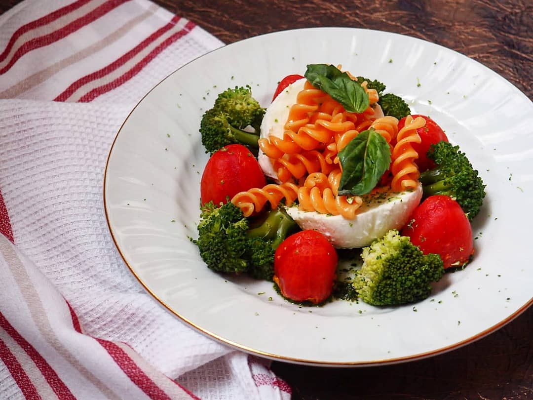 Ensalada italiana con pasta de lenteja roja