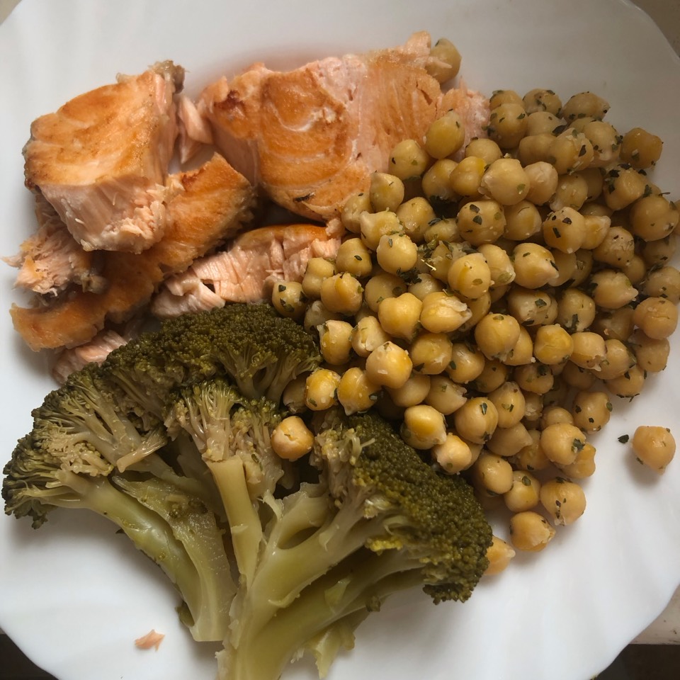 Salmón con garbanzos y brocoli