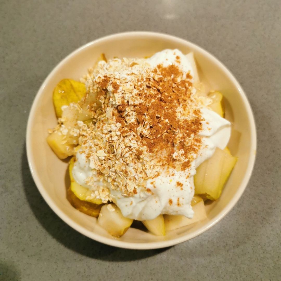 Bowl de pera con queso fresco batido y avena Bowl de pera con queso fresco batido y avena