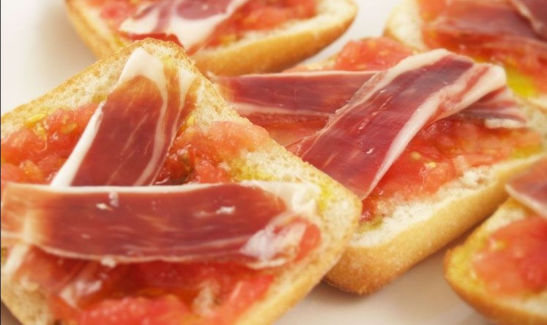 Pan tostado con tomate y jamón