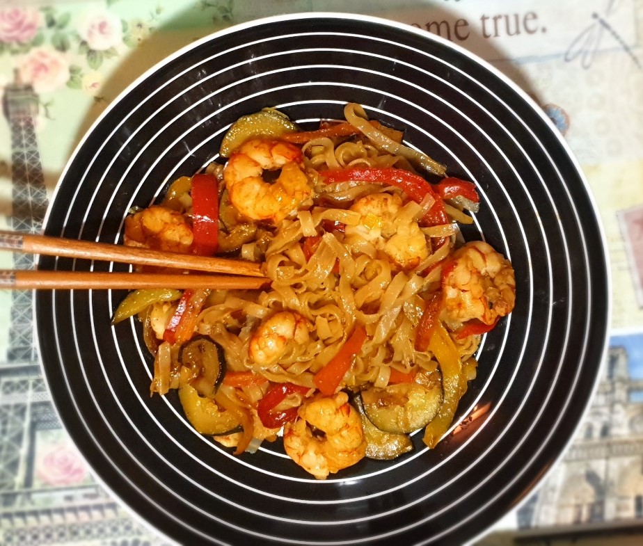 Tallarines de arroz con verduras y gambas Tallarines de arroz con verduras y gambas