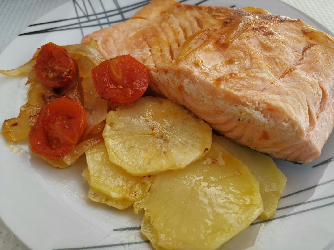 Salmón con cebolla, cherrys y patatas