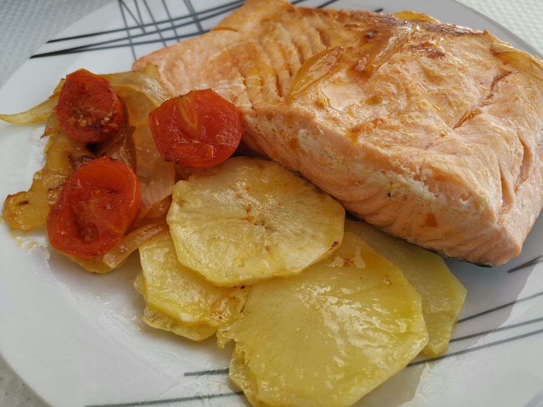 Salmón con cebolla, cherrys y patatas Salmón con cebolla, cherrys y patatas