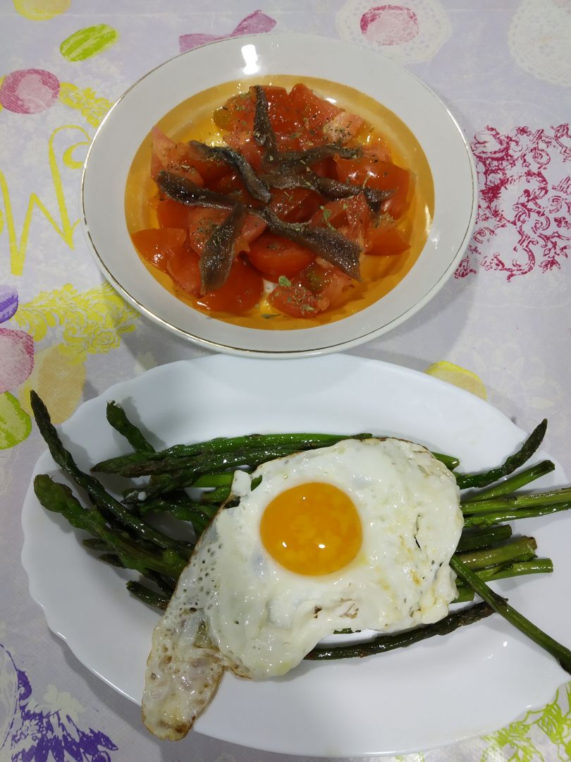 Espárragos con huevo asado y ensalada con anchoas Espárragos con huevo asado y ensalada con anchoas