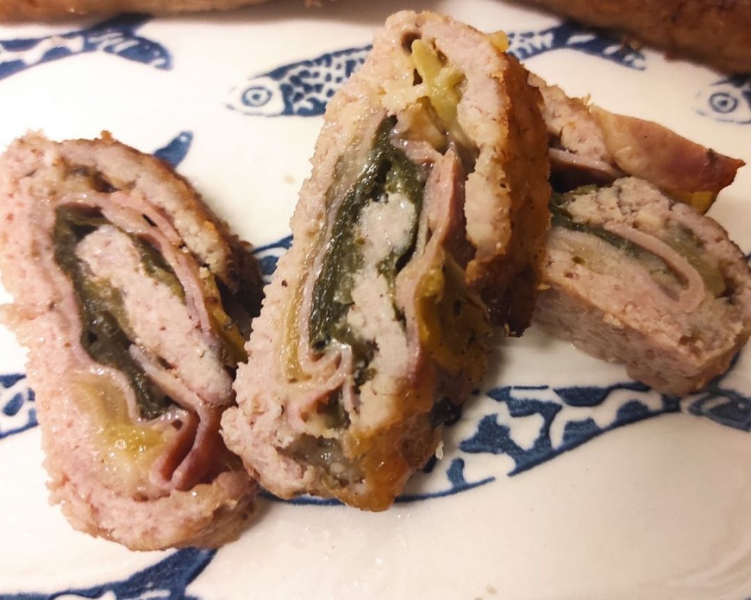 Rulo de pollo con espinacas, manzana, queso y jamón York Rulo de pollo con espinacas, manzana, queso y jamón York