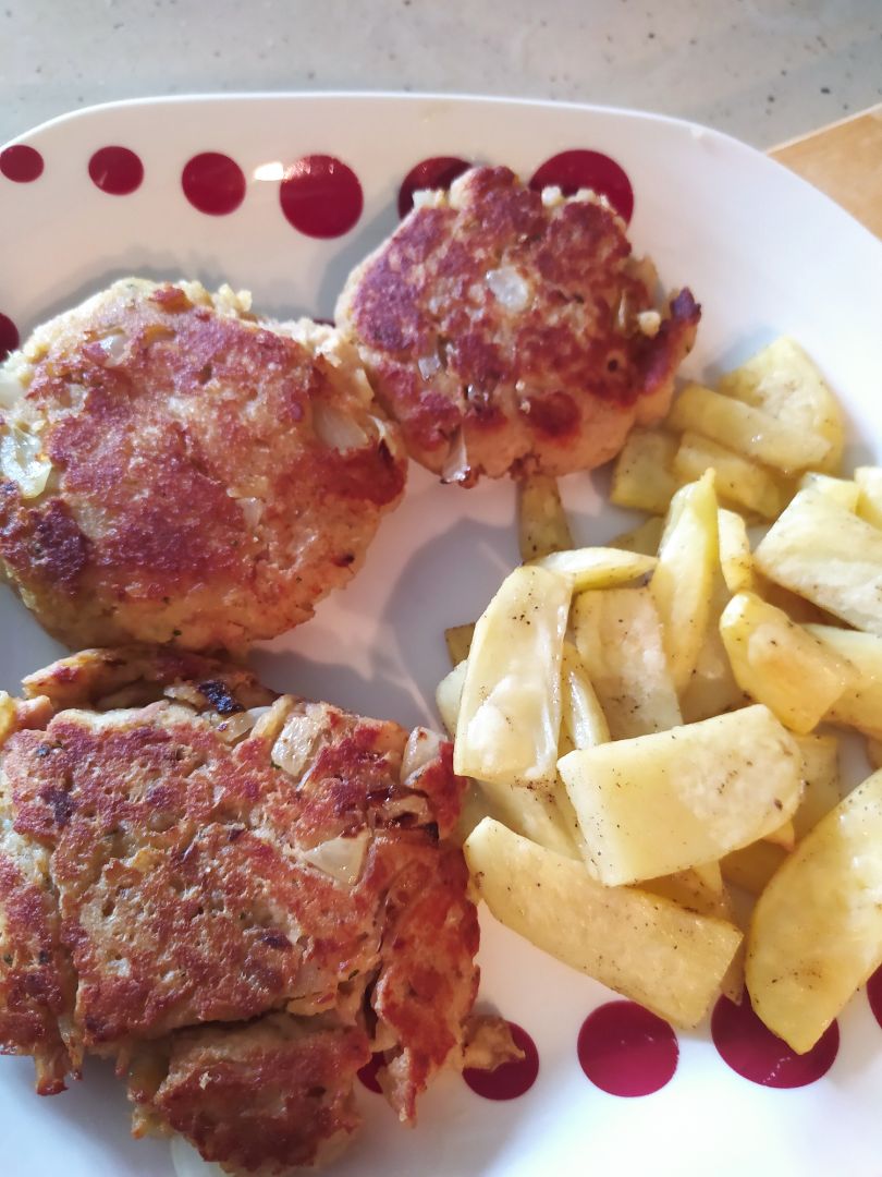 Hamburguesas de atún y patatas al horno