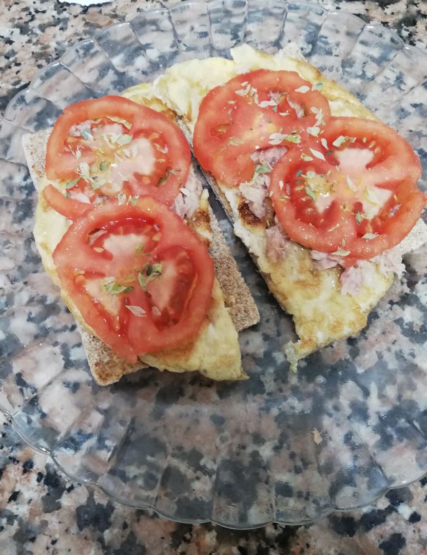 Tostada de tortilla, tomate y atún. 