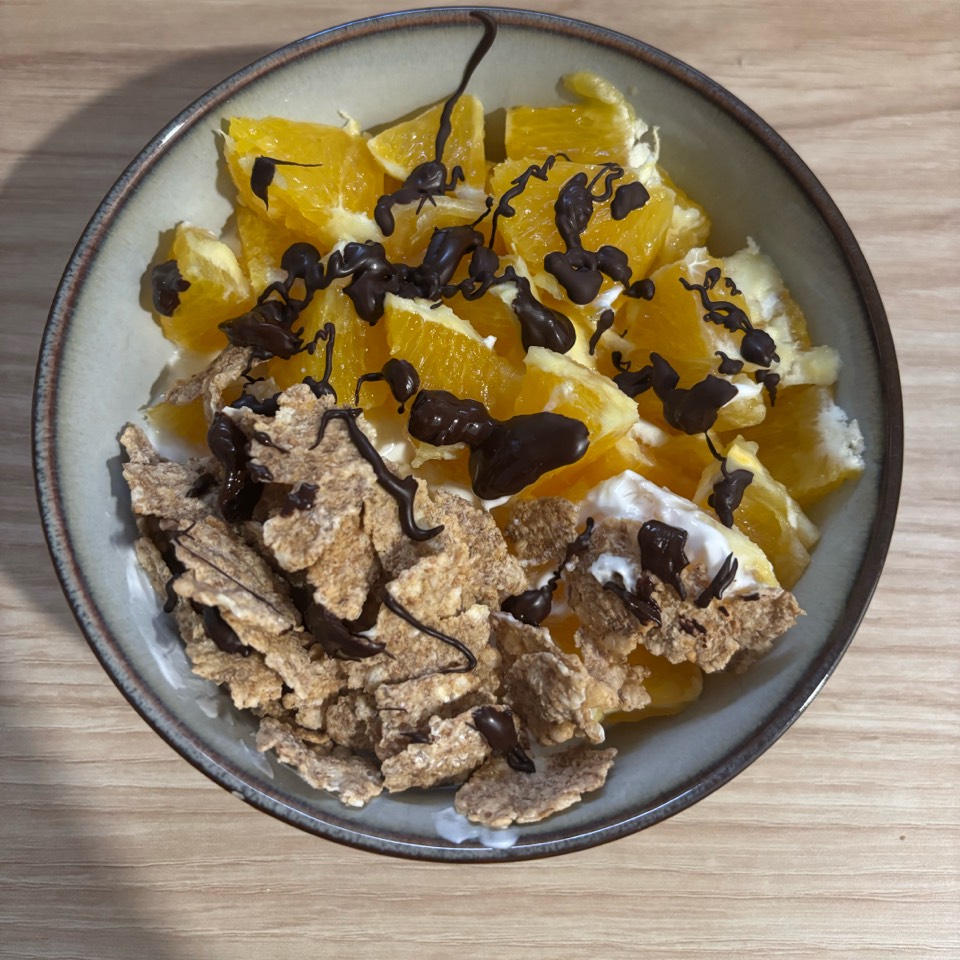Yogur con naranja y cereales Yogur con naranja y cereales