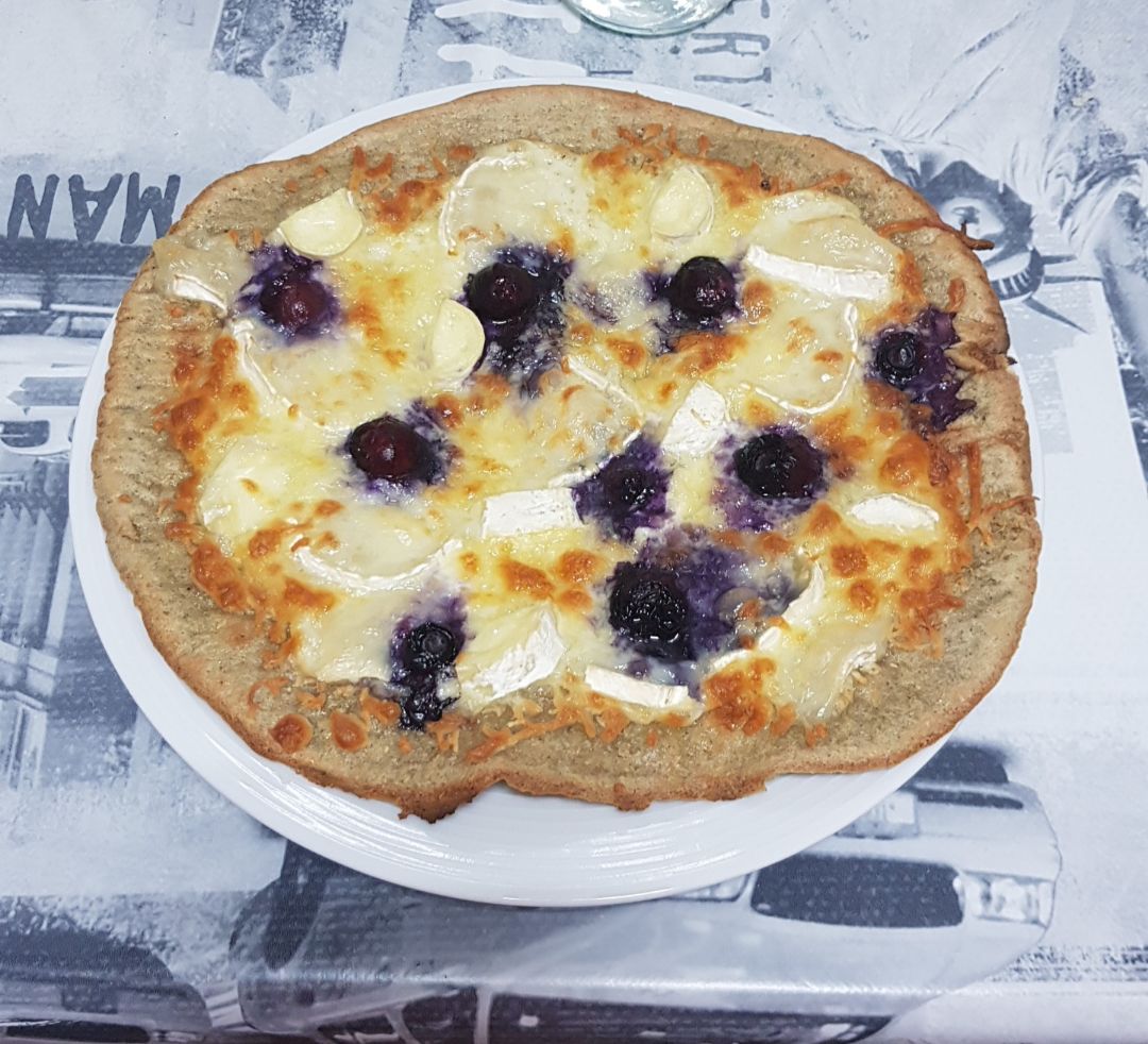Pizza de quesos y arándanos con base de quinoa Pizza de quesos y arándanos con base de quinoa
