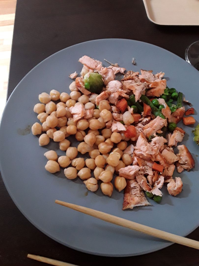 Salmon con garbanzos y salsa de soja