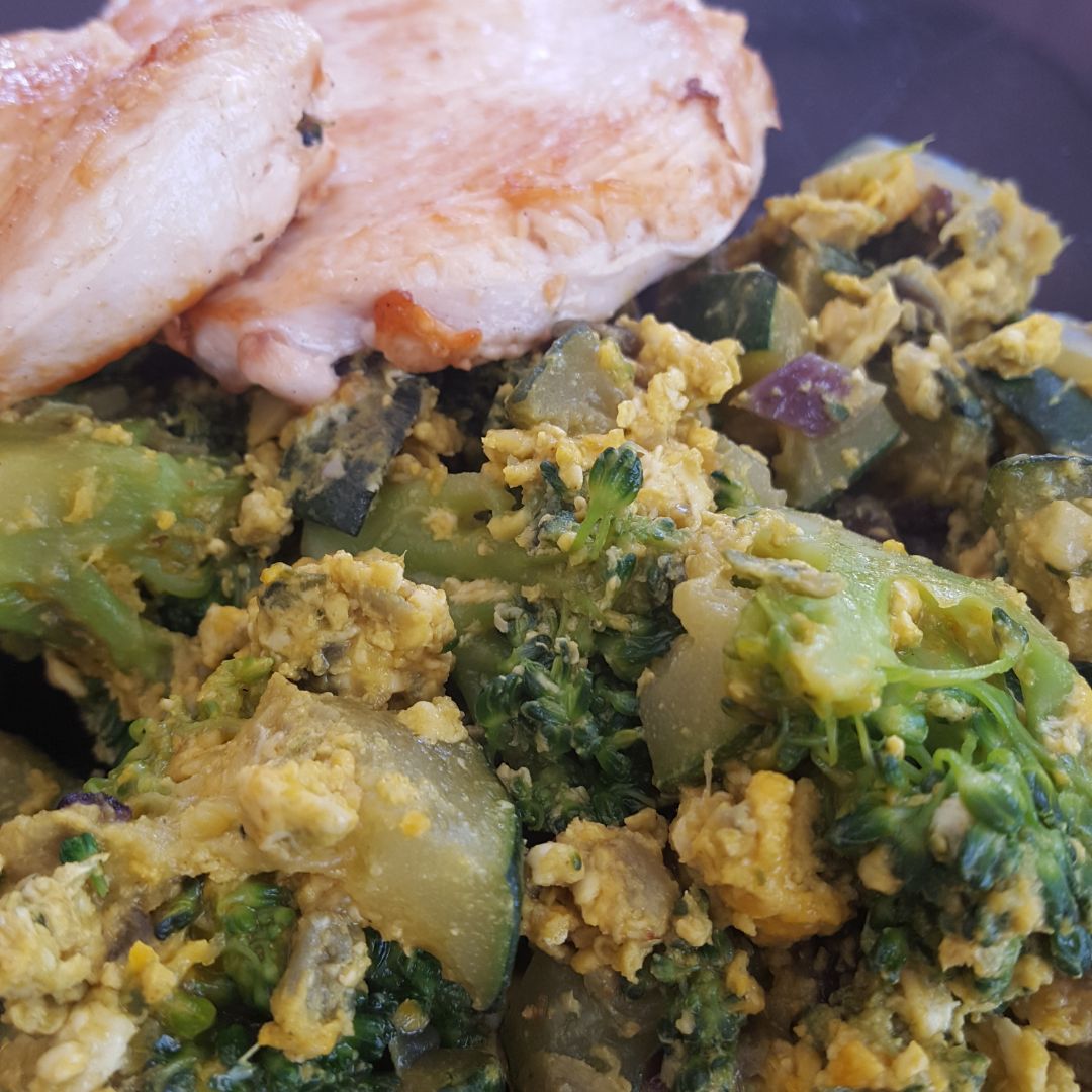 Revuelto de verduras y pollo a la plancha