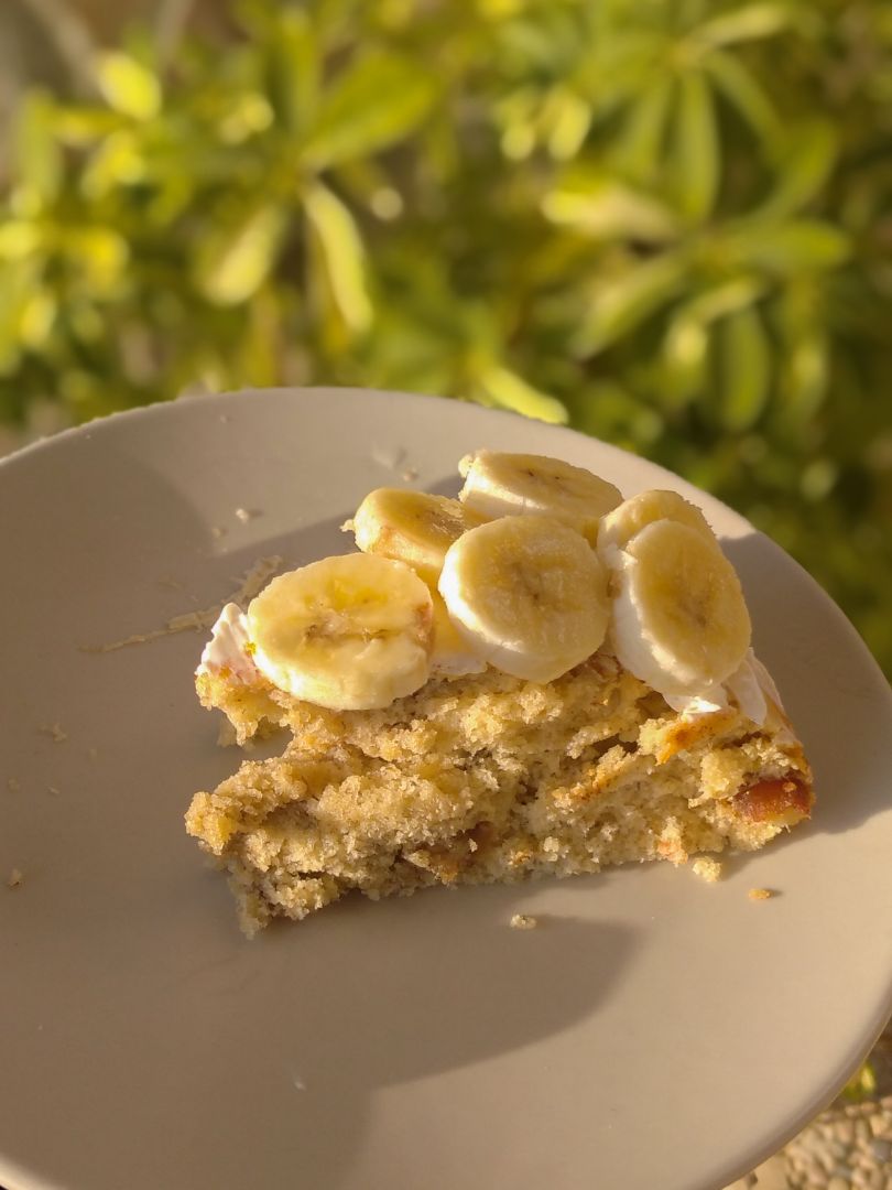 Bizcocho de plátano, nueces y dátiles con cobertura de queso crema.