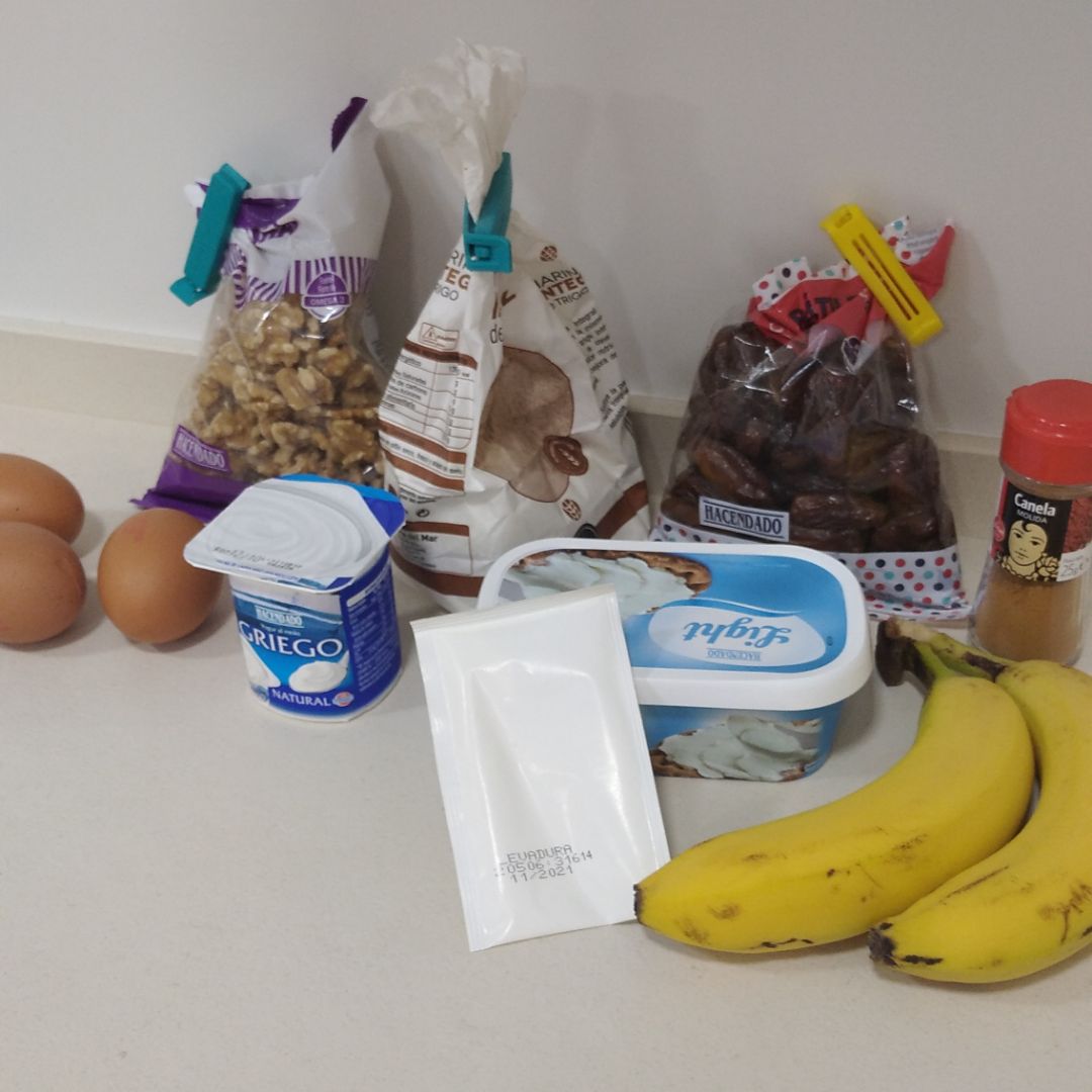 Bizcocho de plátano, nueces y dátiles con cobertura de queso crema. Paso 0