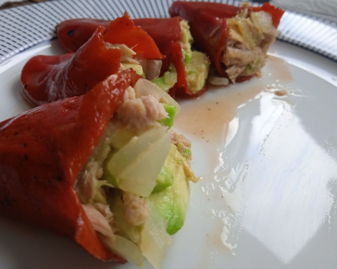 Pimientos con aguacate y atún