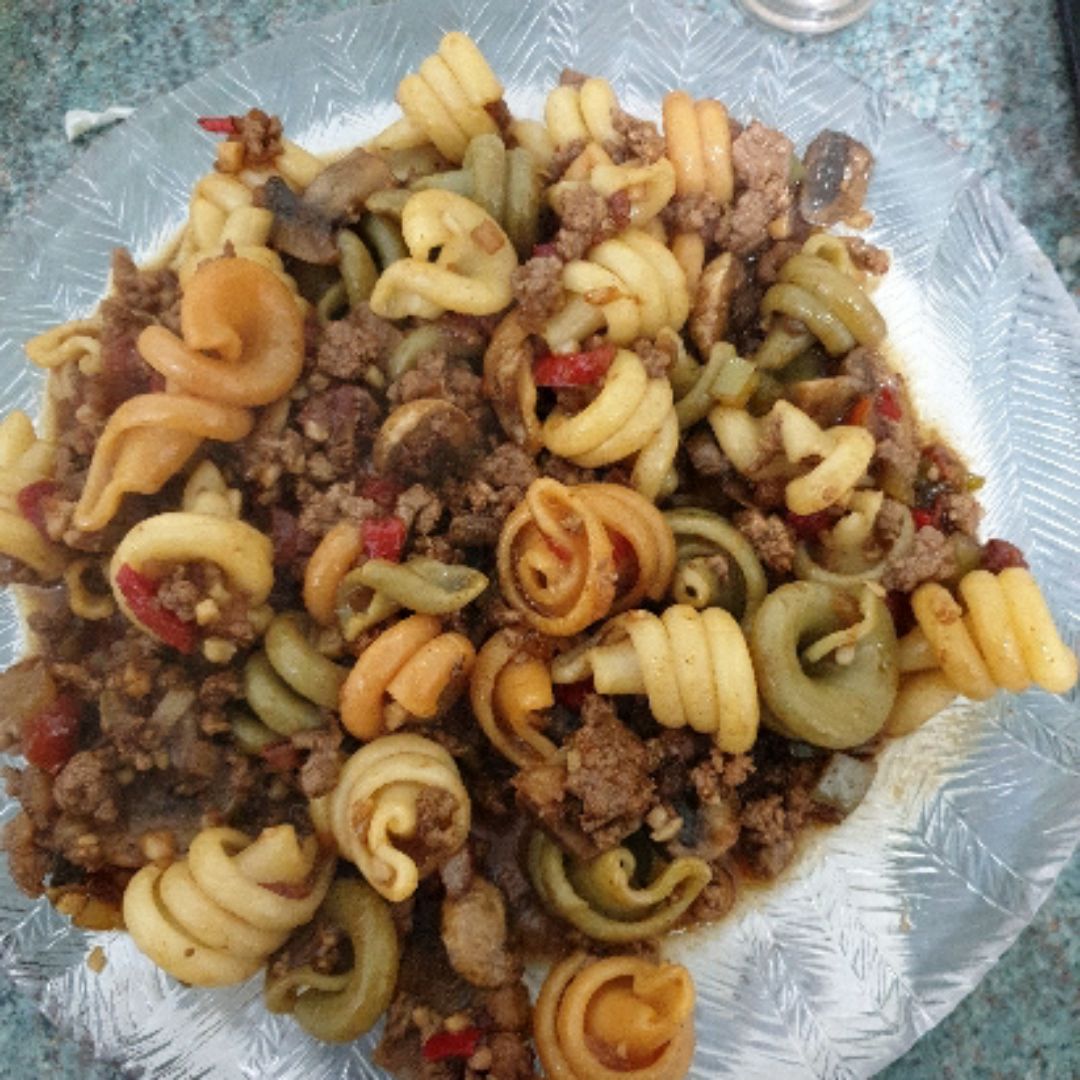 Trottele tricolor con verduras y ternera en salsa de soja. Trottele tricolor con verduras y ternera en salsa de soja.