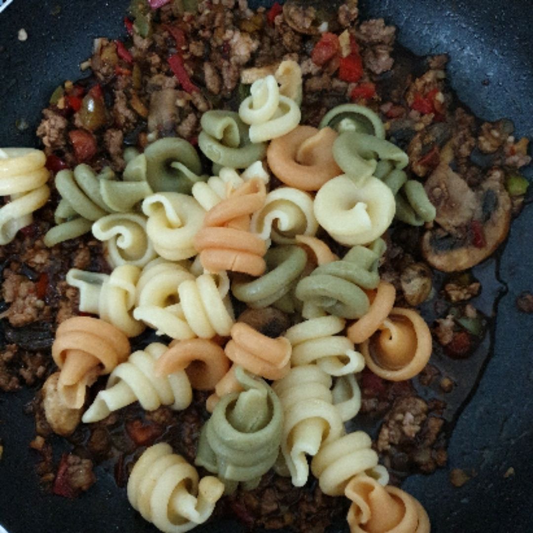 Trottele tricolor con verduras y ternera en salsa de soja. Paso 2 Trottele tricolor con verduras y ternera en salsa de soja. Paso 2