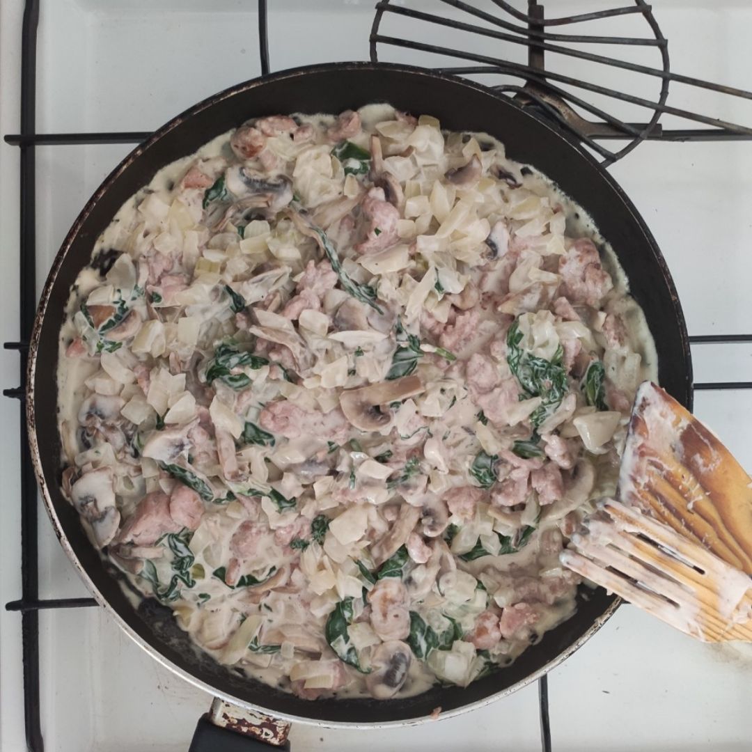 Salteado de pollo y champiñones con salsa de espinacas y nata Salteado de pollo y champiñones con salsa de espinacas y nata