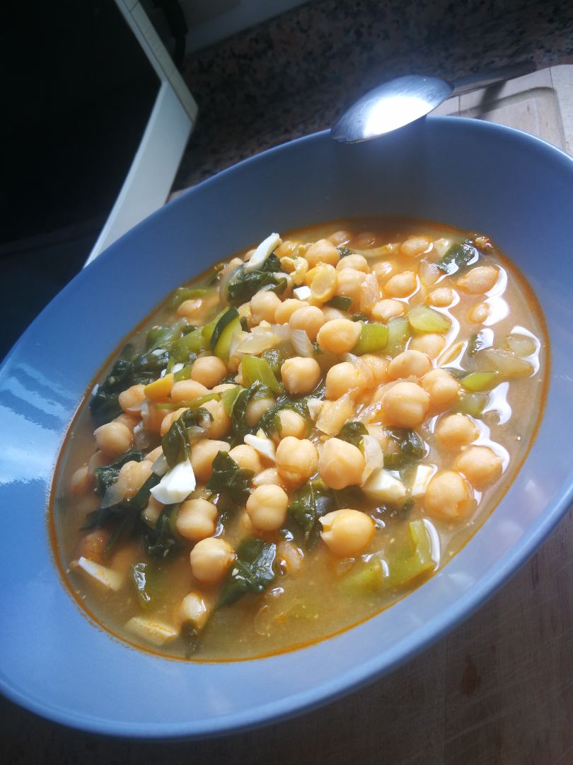 Guiso de garbanzos con verduras y huevo Guiso de garbanzos con verduras y huevo