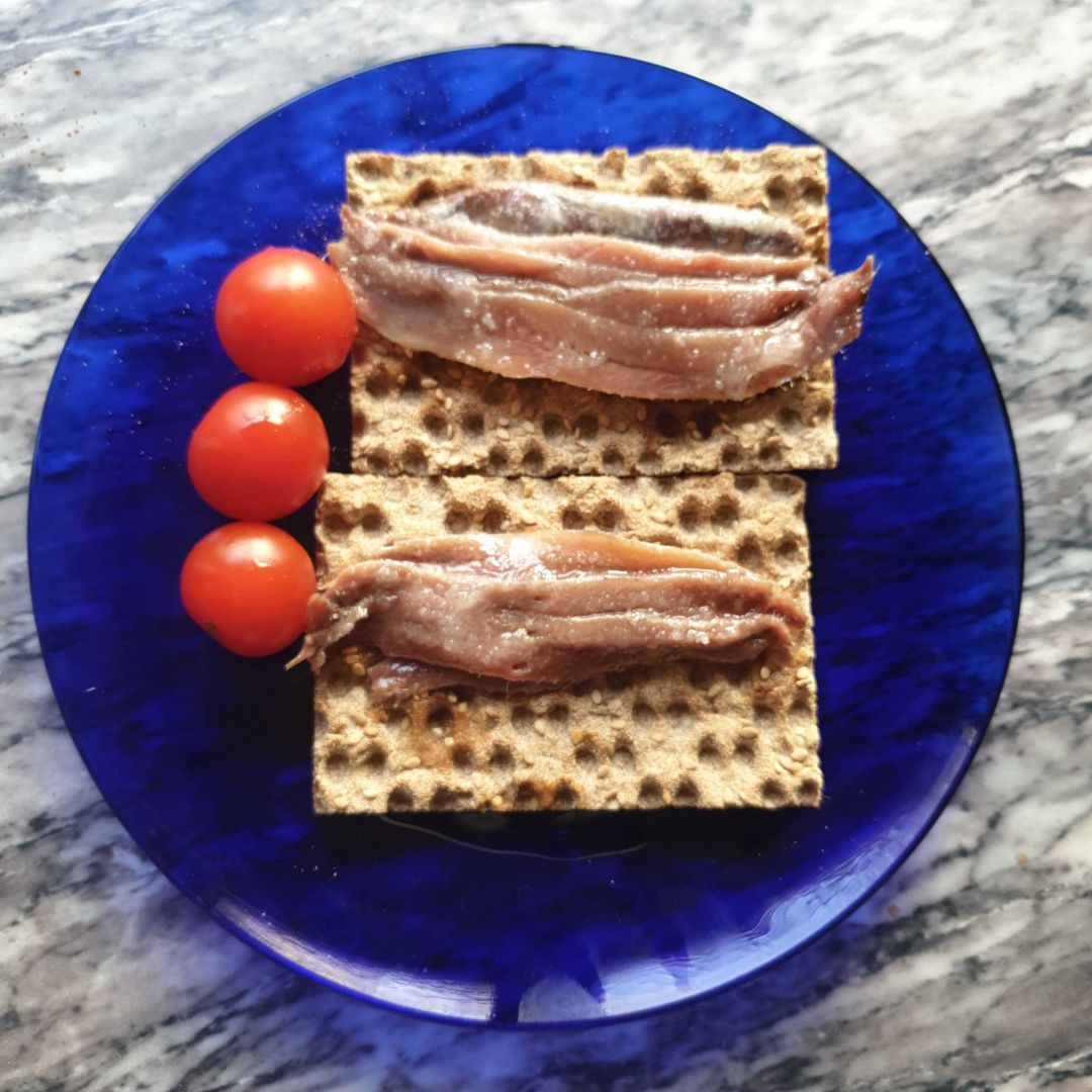 Tostadas con anchoas y cherrys 