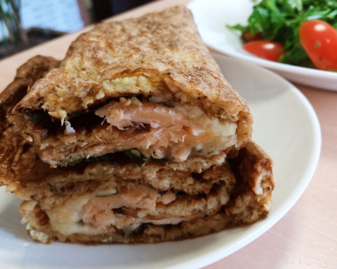 Wrap de calabacín relleno de salmón, espinacas y emmental (sin lactosa)