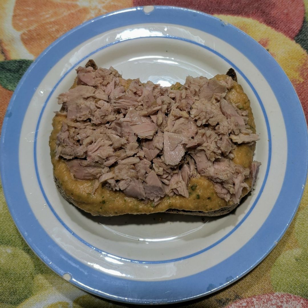 Tostada de hummus con atún Tostada de hummus con atún