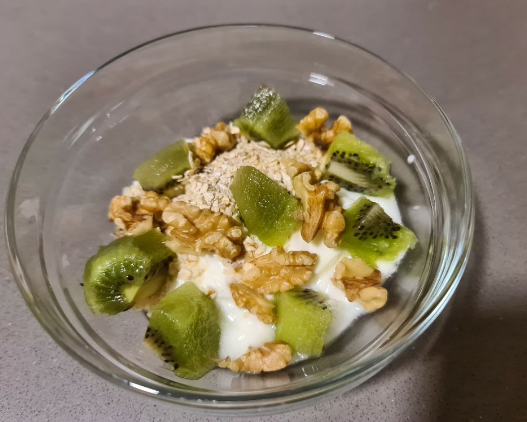 Bol de yogurt,avena ,kiwi y nueces 