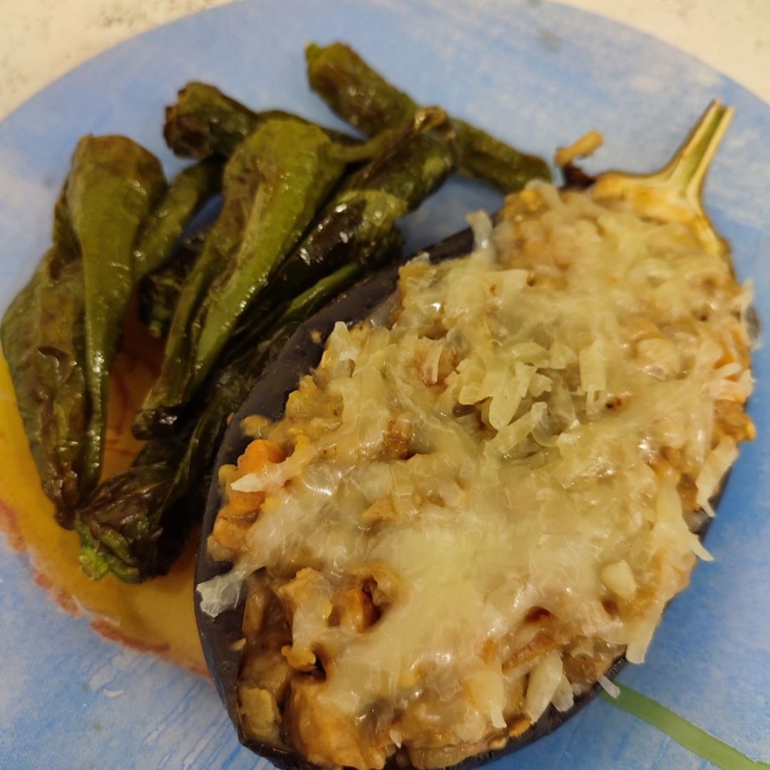 Berenjenas rellenas de heura, calabaza y salsa ligera de cacahuete