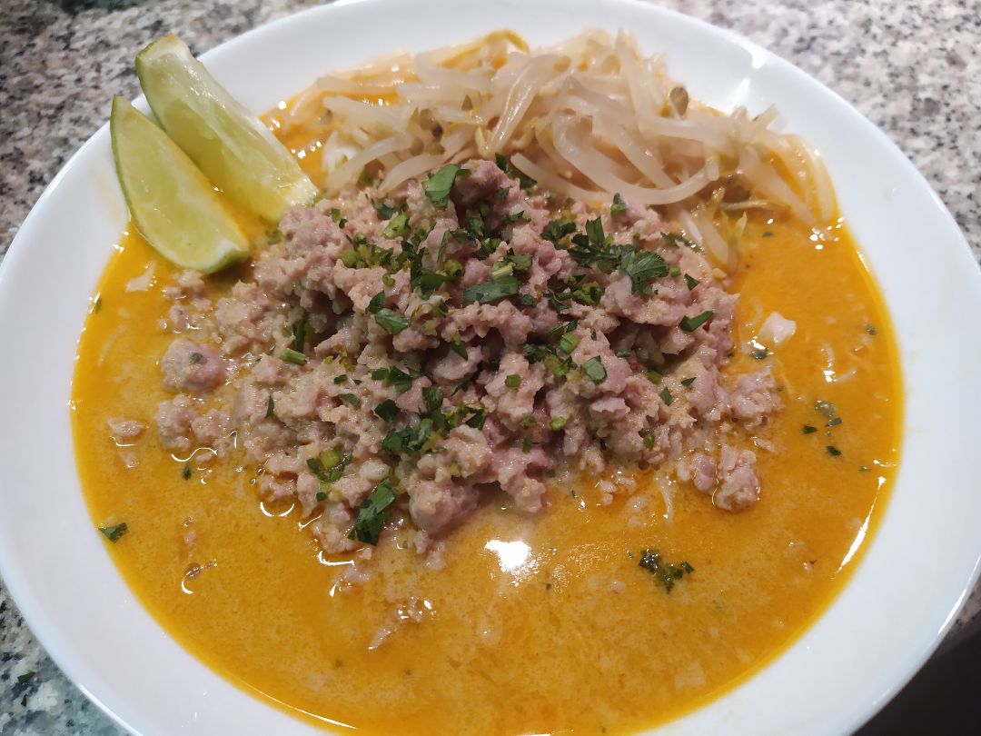 Pho de coco y curry rojo. Pho de coco y curry rojo.