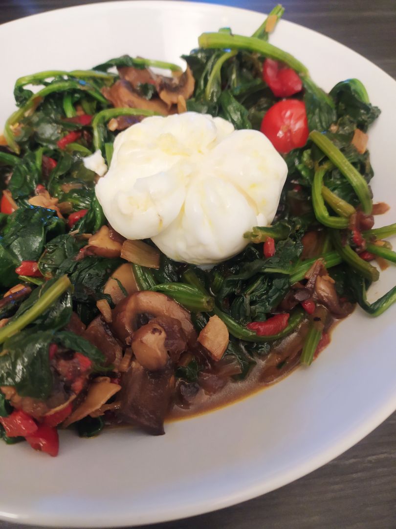 Salteado de espinacas con champiñones y huevo poche Salteado de espinacas con champiñones y huevo poche