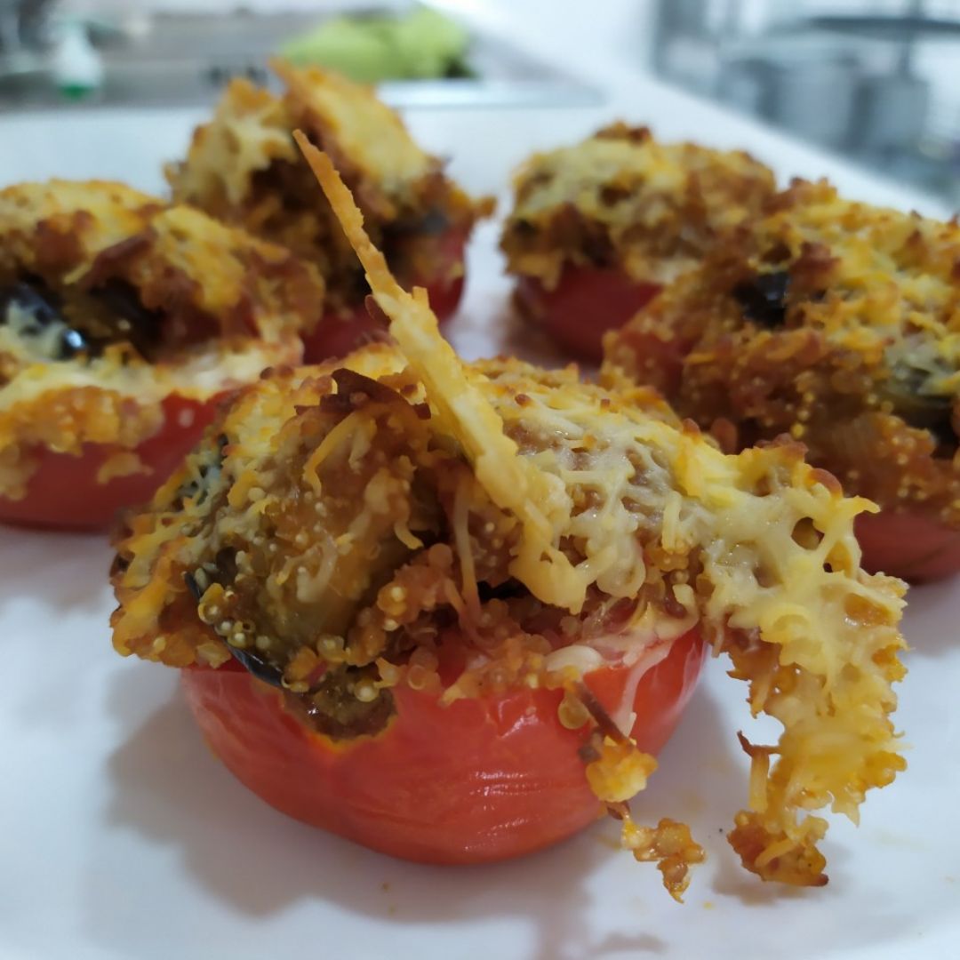 Tomate relleno de quinoa y berenjena Tomate relleno de quinoa y berenjena