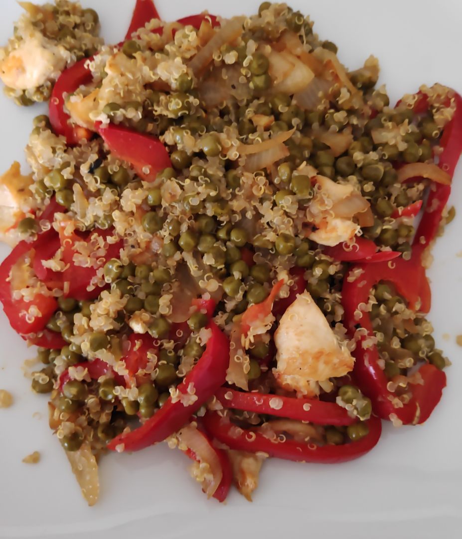 Quinoa con guisantes, pollo y verduras Quinoa con guisantes, pollo y verduras