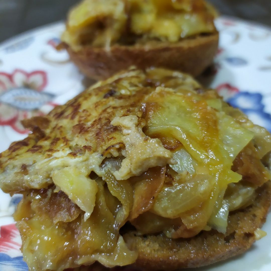 Tortilla de patata, cebolla y manzana Tortilla de patata, cebolla y manzana