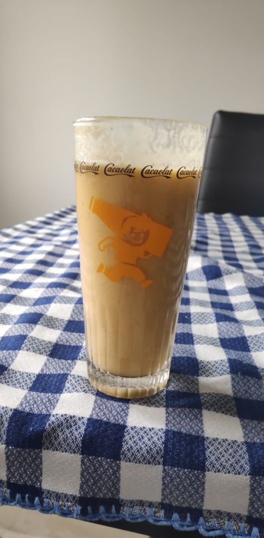 Batido platano, naranja y galleta Batido platano, naranja y galleta