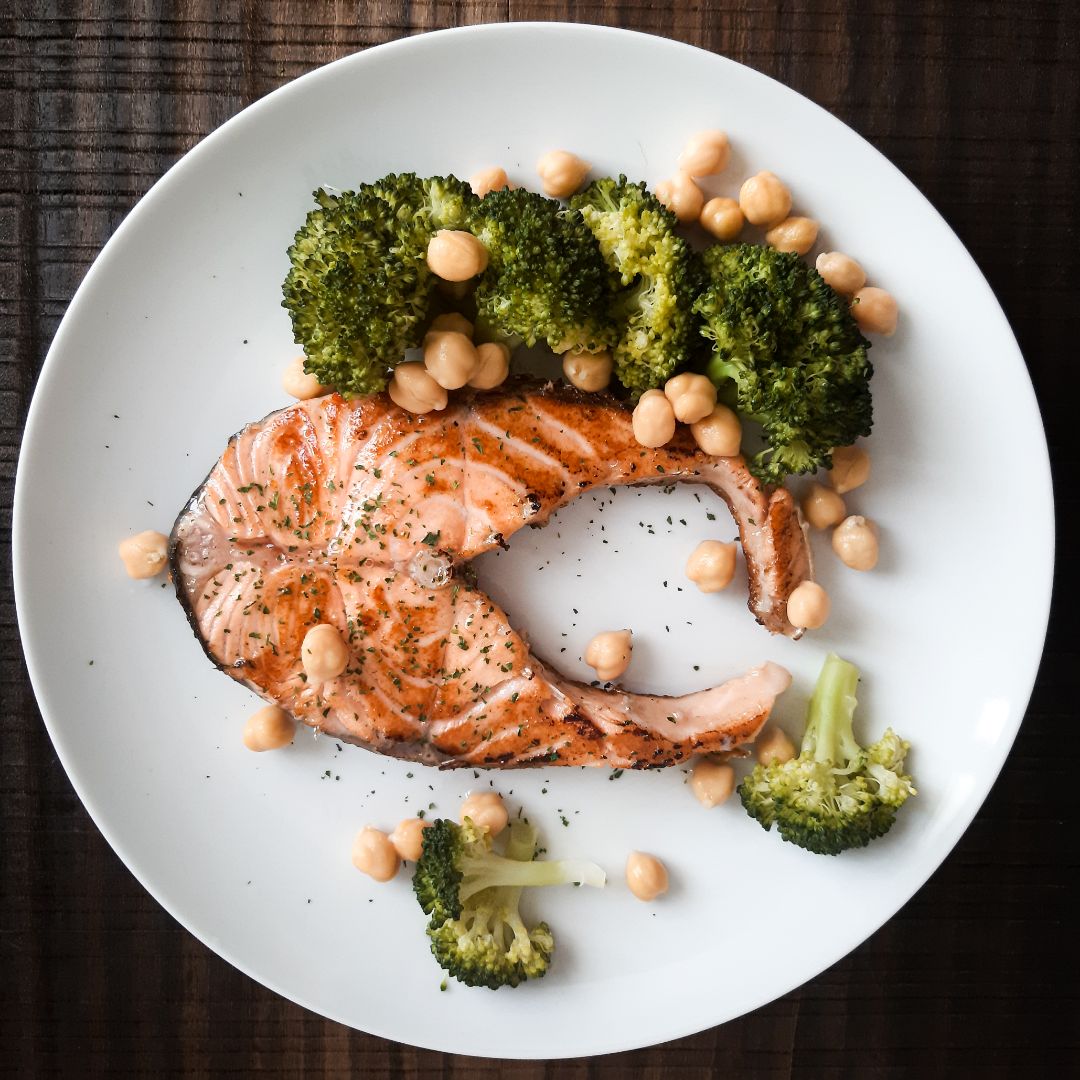 Salmón con brócoli y garbanzos Salmón con brócoli y garbanzos