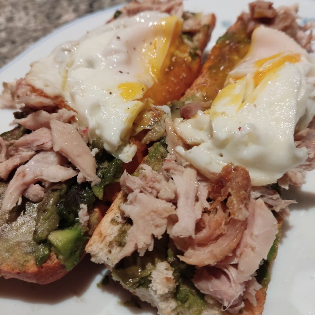 Tostadas de aguacate, pollo y huevo🥑🍗🍳 Tostadas de aguacate, pollo y huevo🥑🍗🍳